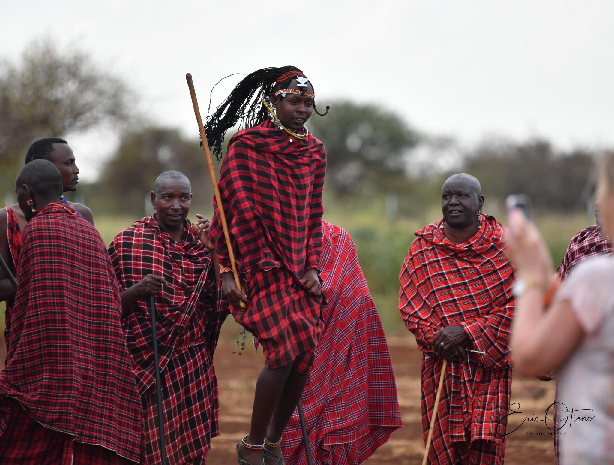 maasai-men-entertaining-tourist