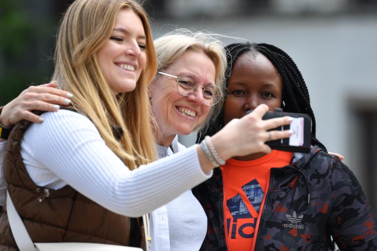 happy-tourists-with-female-tour-guide-from-esa-safaris
